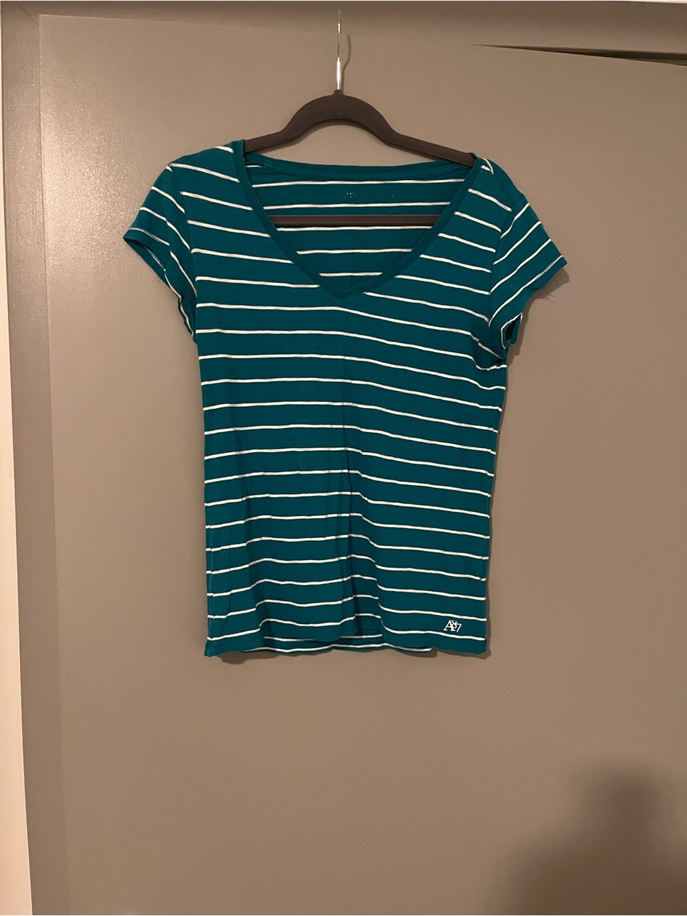Aeropostale Striped Teal V-Neck Women’s Cotton tshirt - Size large